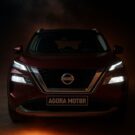 Nissan vermelho de frente.