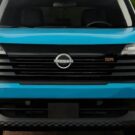 Frente da Nissan Kicks 2026 azul.