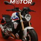 BMW R 1300 R branca parada de lado.