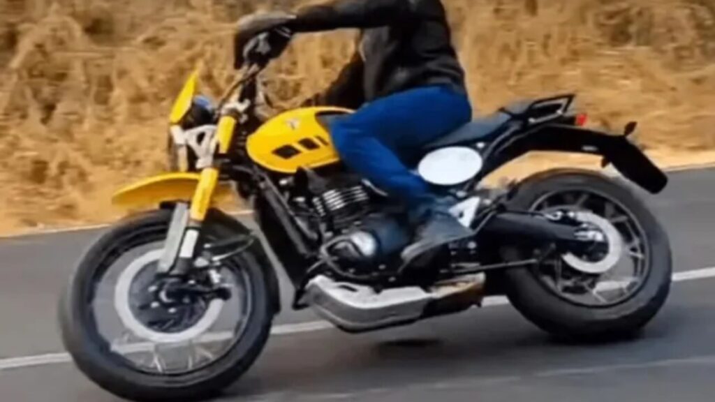 Nova Scrambler 400 XC amarelo na estrada.