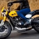 Nova Scrambler 400 XC amarelo na estrada.