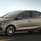 Novo Hyundai HB20S 2025 cinza na estrada.