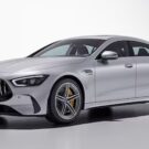 Mercedes-AMG GT 63 S E PERFORMANCE prata na diagonal em um fundo branco.