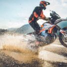 Moto Trail passando na poça de lama.