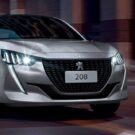 Peugeot 208 prata em velocidade.