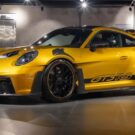 Porsche 911 GT3 RS exclusivo amarelo a diagonal.