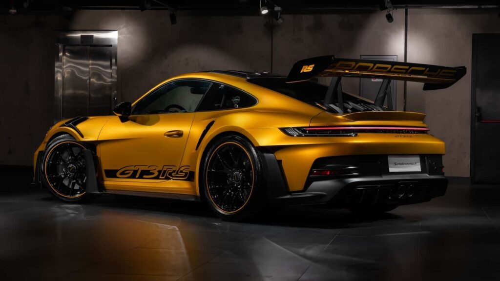 Lateral da Porsche 911 GT3 RS exclusivo amarela.
