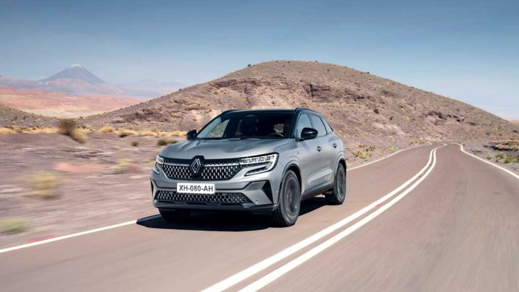 Frente do Renaul Austral 2026 cinza escuro na estrada.