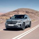 Frente do Renaul Austral 2026 cinza escuro na estrada.