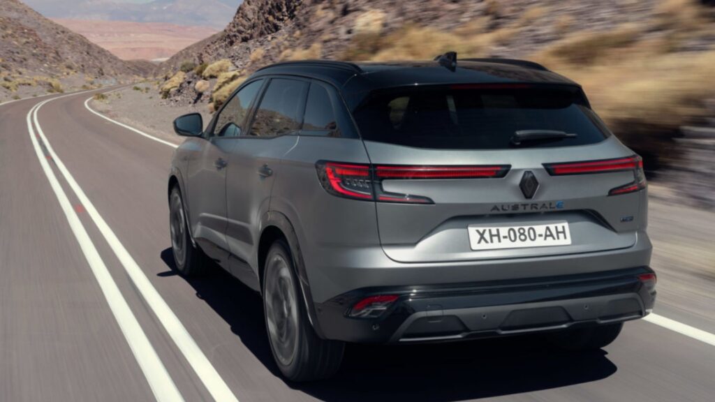 Traseira do Renaul Austral 2026 cinza escuro na estrada.