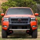 Frente da Frontier Híbrida laranja.