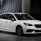 Subaru Legacy branco na diagonal.