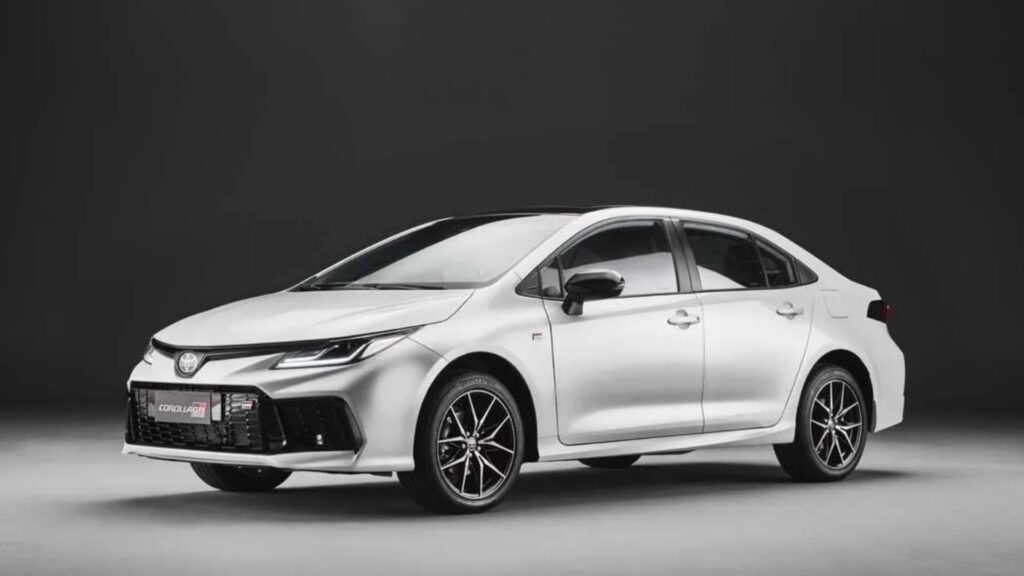 Toyota Corolla branco na diagonal.