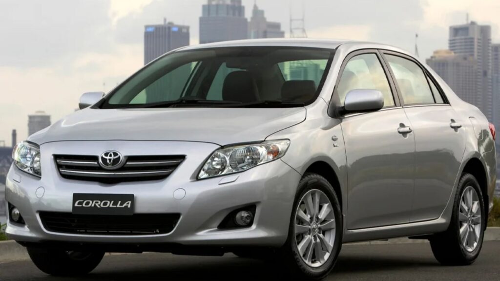Toyota Corolla 2010 prata na diagonal.