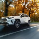 Toyota RAV4 branco na estrada.