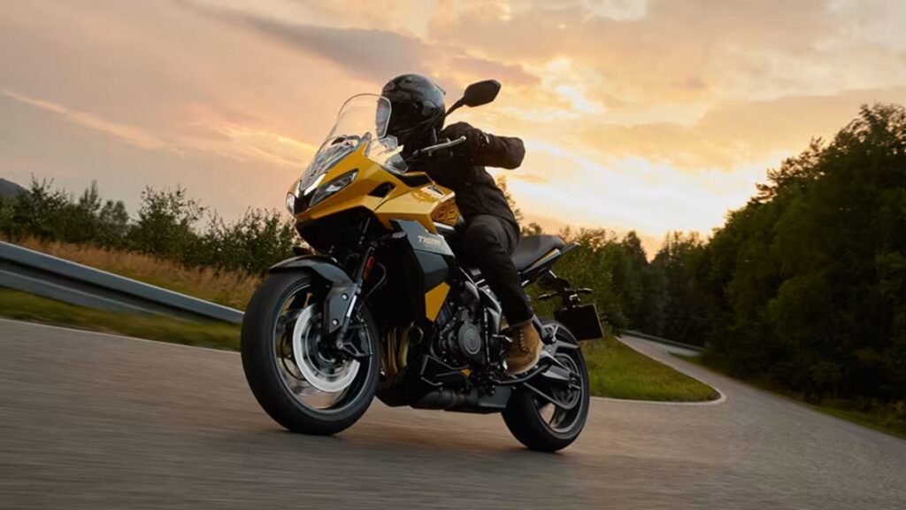 Triumph Sport 800 amarela em movimento.