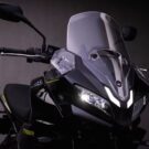 Frente da Triumph Sport 800 preta.