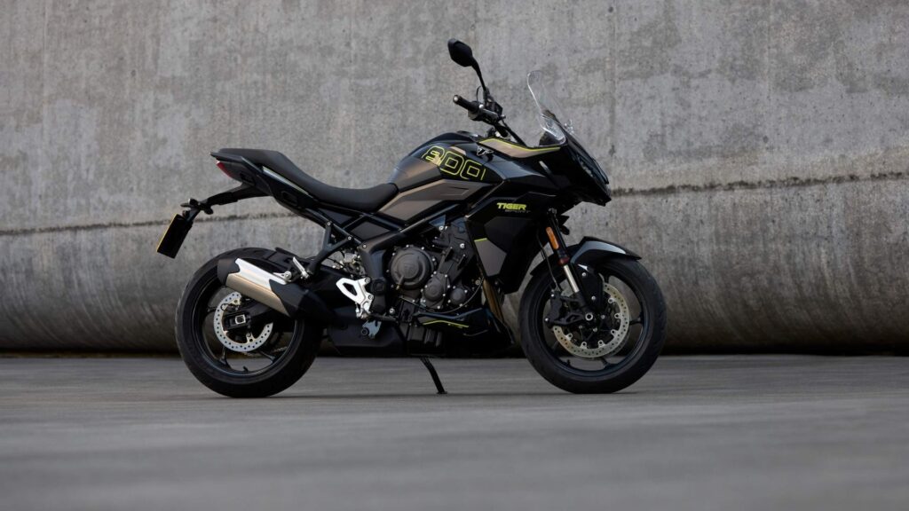 Triumph Sport 800 preta.