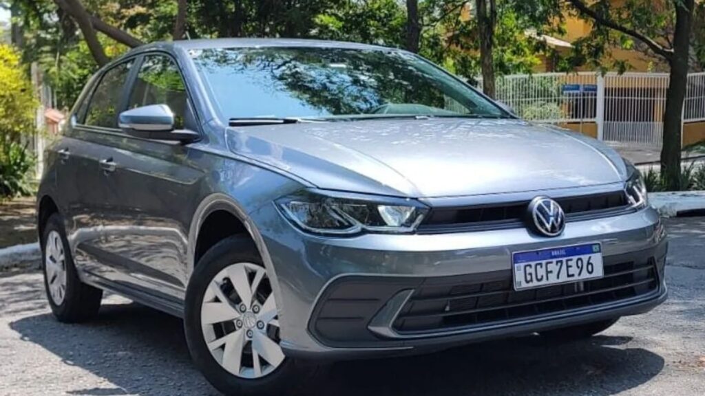 Volkswagen Polo MPI cinza escuro.