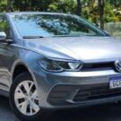 Volkswagen Polo MPI cinza escuro.