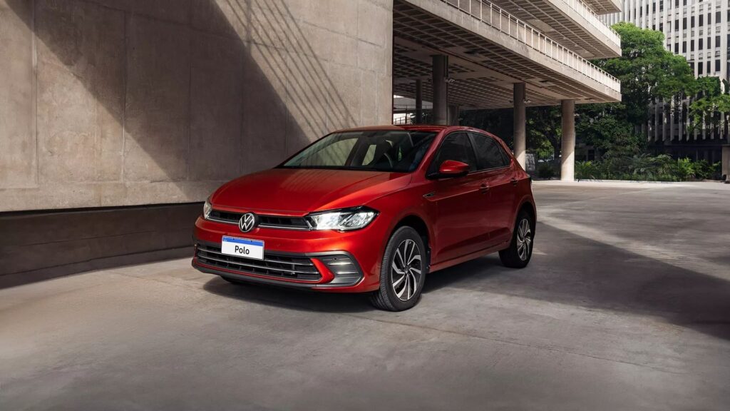 Volkswagen Polo vermelho.