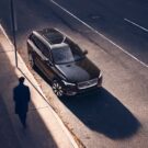 Volvo XC90 híbrido Plug-in preto parado na estrada.