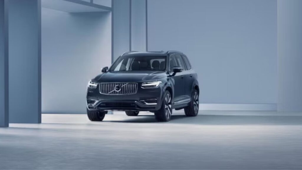 Volvo XC90 híbrido Plug-in no fundo claro.