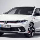 Volkswagen Polo 2026 branco na diagonal.