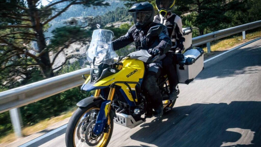 Suzuki V-Strom 800 com motociclistas em cima.