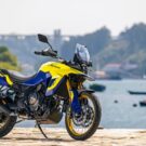 Suzuki V-Strom 800 amarela com azul na diagonal.