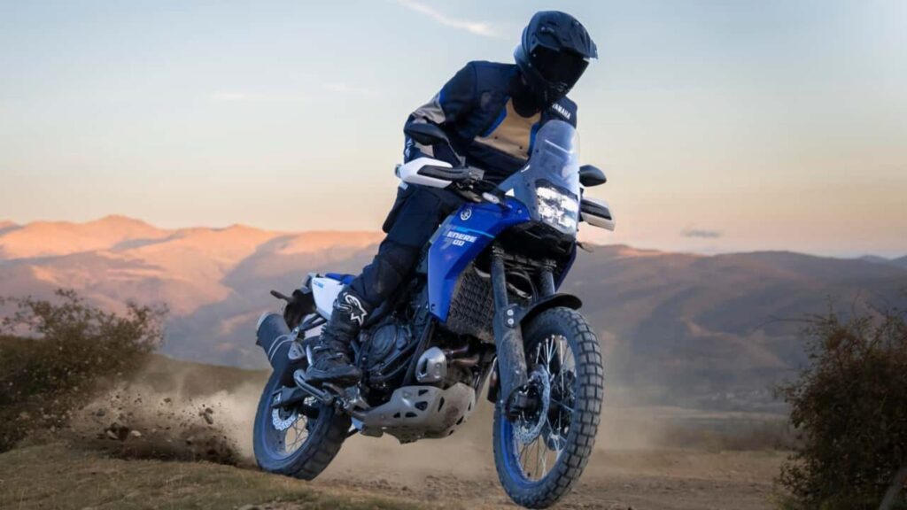 Yamaha Ténéré 700 com um motociclista em cima.