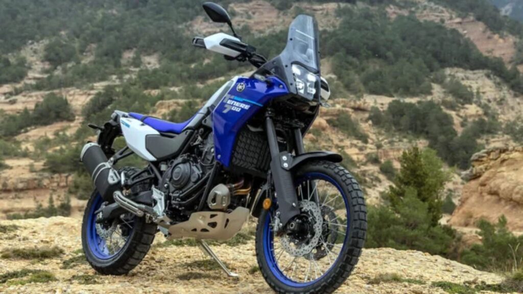 Yamaha Ténéré 700 azul parada na diagonal.