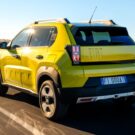 Traseira do Fiat Grande Panda amarelo.