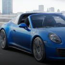 Porsche 911 Targa azul na estrada.