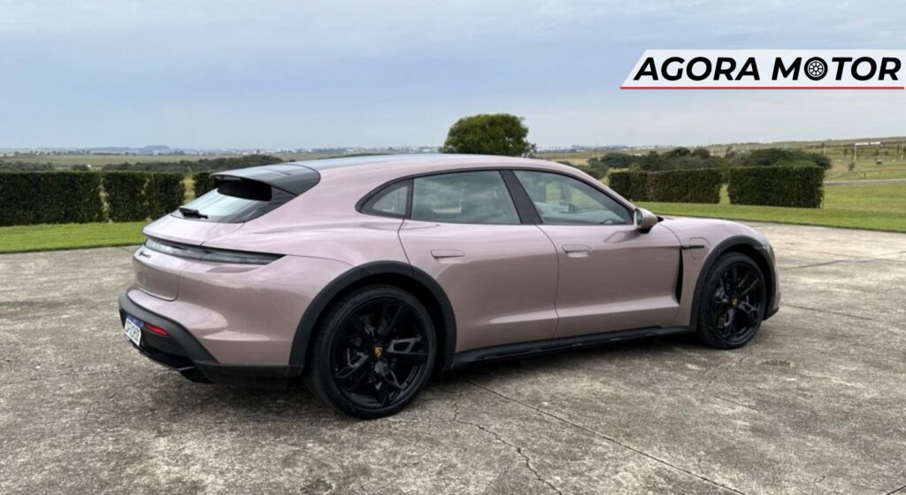 Lateral do Porsche Taycan Perual.