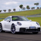 Porsche 911 branco em movimento.