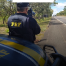 Policial com o radar Portátil apontado para a pista,