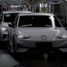 Carro da Volkswagen cinza sendo fabricado.