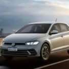 Polo TSI prata em movimento na estrada com os faróis ligados.