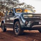 Amarok V6 2025 cinza de frente em uma estrada de barro.