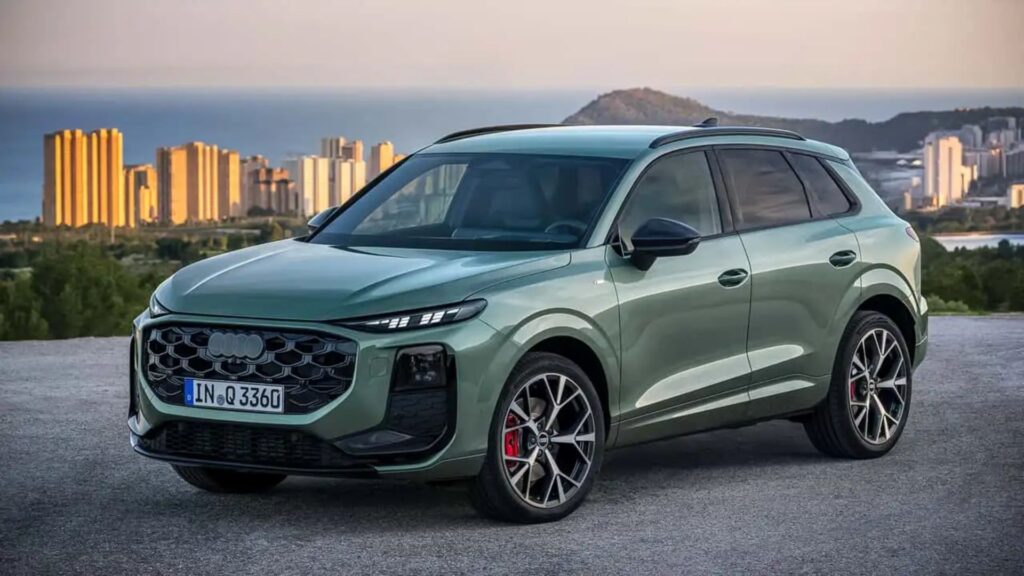 Audi Q3 2026 verde na diagonal parado.
