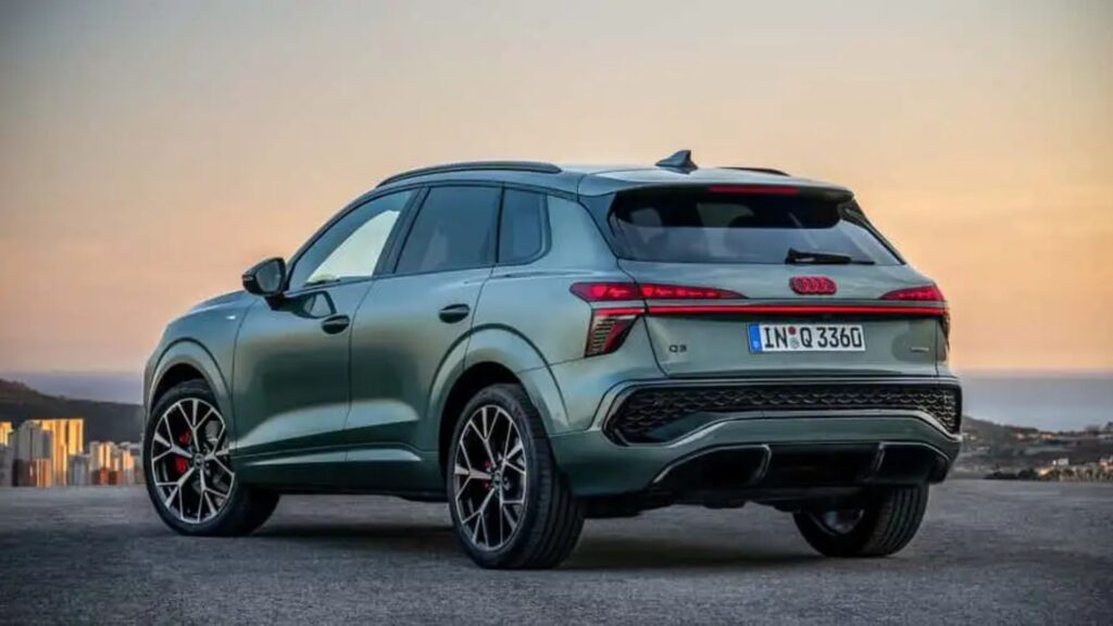 Traseira do Audi Q3 2026 verde parado n diagonal.