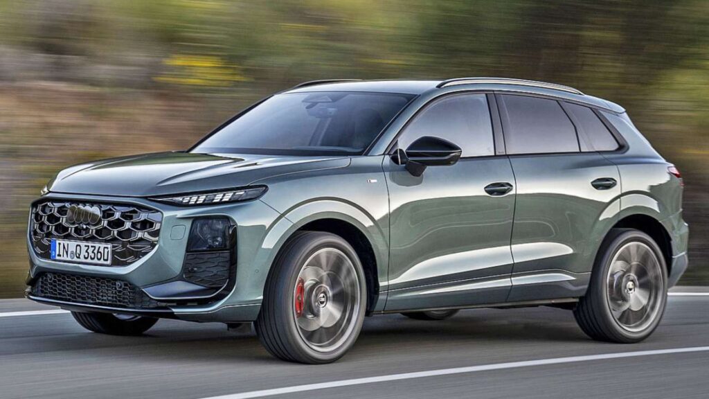 Audi Q3 2026 verde na estrada em movimento.