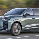 Audi Q3 2026 verde na estrada em movimento.