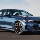 BMW Série 3 2026 azul parada na diagonal.