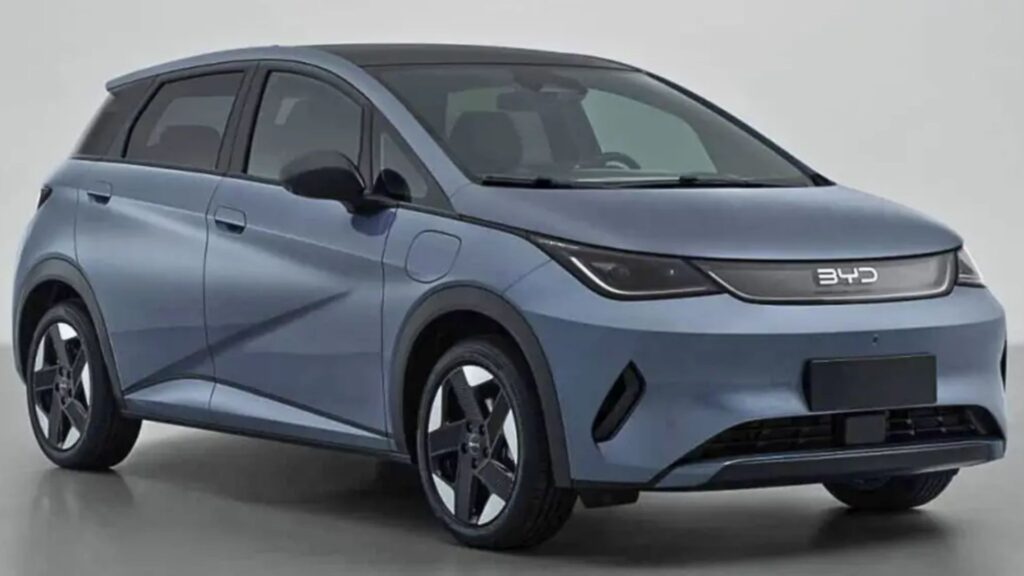 BYD Dolphin GS 2026 azul parado na diagonal.