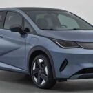 BYD Dolphin GS 2026 azul parado na diagonal.