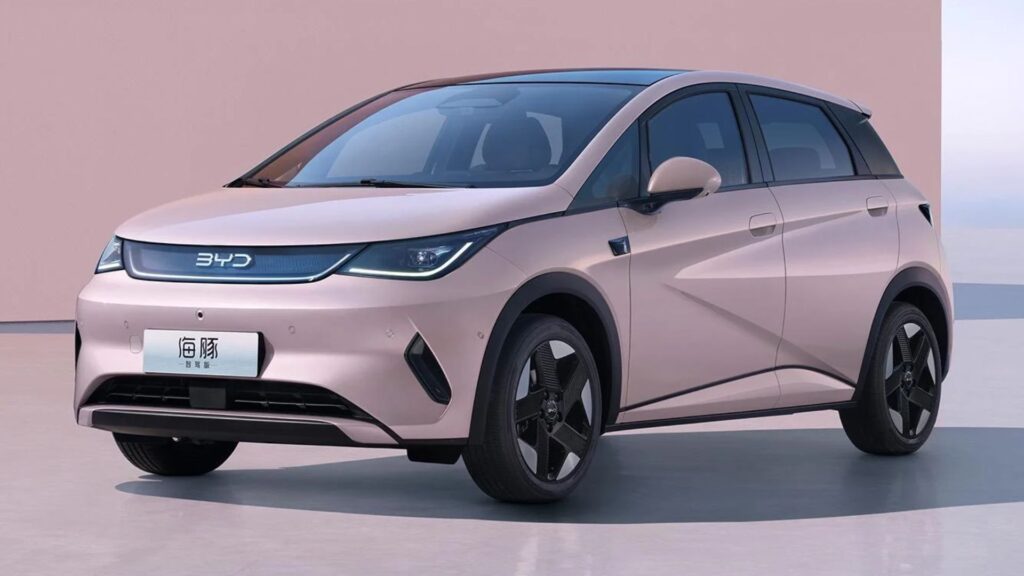 BYD Dolphin GS 2026 rosa parado na diagonal.