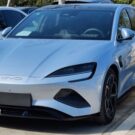 BYD Seal azul fraco estacionado em uma vaga de estabelecimento.