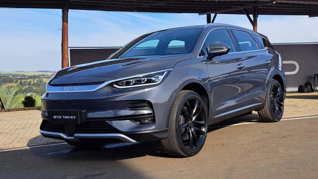 BYD Tan 2024 cinza na diagonal.